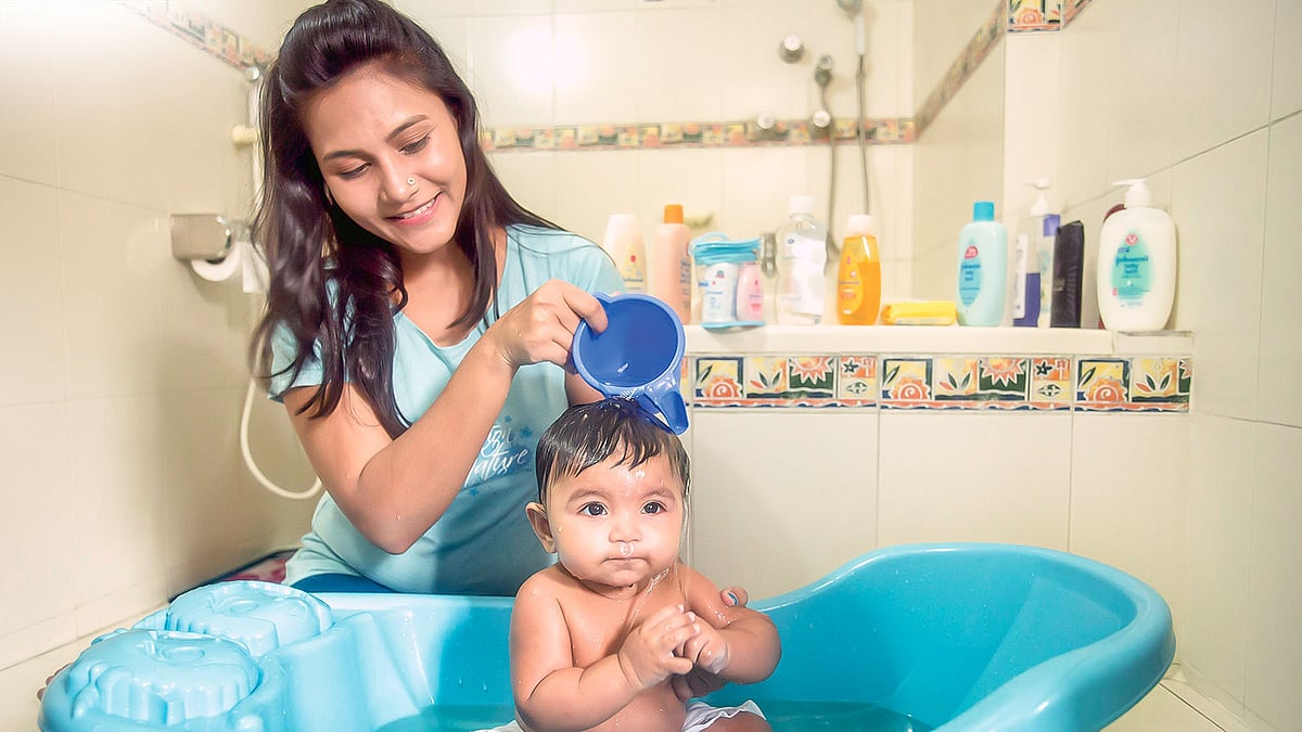 ঠান্ডা আবহাওয়ায় এক দিন পরপর শিশুকে গোসল করাতে পারেন। মডেল: রাবেয়া রাবু ও রোদসী, ছবি: সুমন ইউসুফ