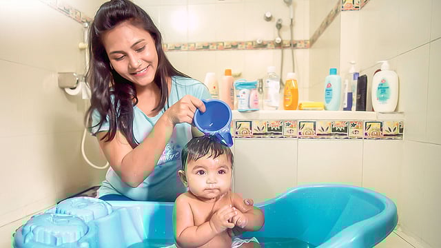 ঠান্ডা আবহাওয়ায় এক দিন পরপর শিশুকে গোসল করাতে পারেন। মডেল: রাবেয়া রাবু ও রোদসী, ছবি: সুমন ইউসুফ