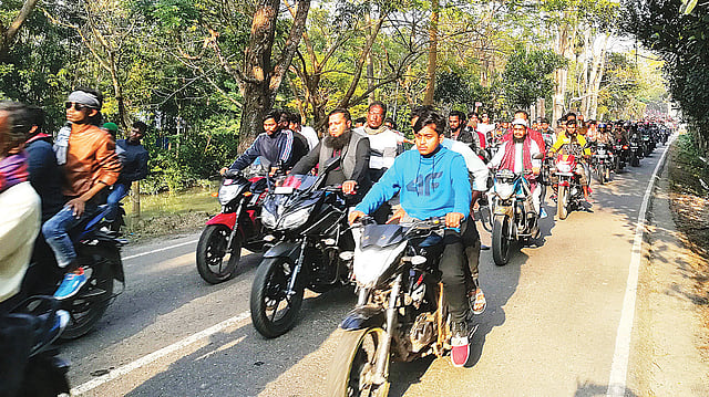 পিরোজপুরের হুলারহাট সড়কে মোটরসাইকেল মহড়া। গতকাল বিকেলে।  ছবি: প্রথম আলো