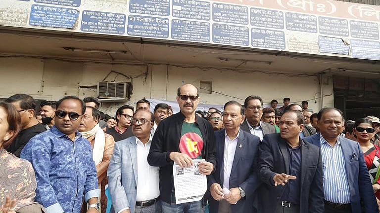 রাজধানীর ফার্মগেটে নির্বাচনী সমাবেশে বক্তব্য দেন ঢাকা উত্তর সিটি করপোরেশনে আওয়ামী লীগ-মনোনীত মেয়র পদপ্রার্থী আতিকুল ইসলাম। ছবি: সাজিদ হোসেন