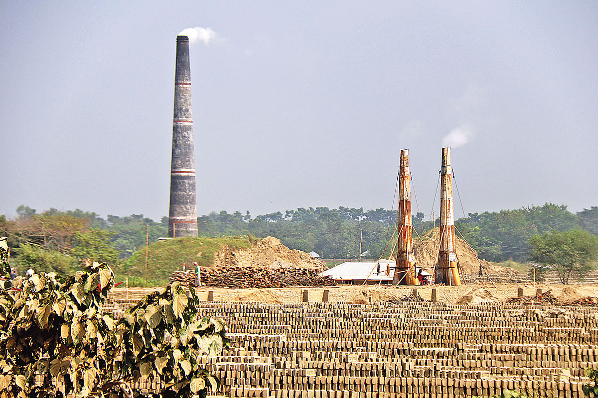 নিষেধাজ্ঞা থাকার পরও পাবনায় চলছে অবৈধ ইটভাটার কার্যক্রম। কয়লার বদলে কাঠ পোড়ানোর পাশাপাশি ব্যবহার করা হচ্ছে নিষিদ্ধ চিমনি। সম্প্রতি পাবনা সদর উপজেলার হিমাইতপুর ইউনিয়নের চর ঘোষপুর এলাকায়।  ছবি: প্রথম আলো