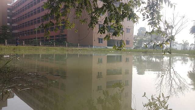 সাভারের গণবিশ্ববিদ্যালয় ক্যাম্পাসের একাডেমিক ভবনের সামনের অংশ মুখরিত থাকে আড্ডায়। ছবি: লেখক