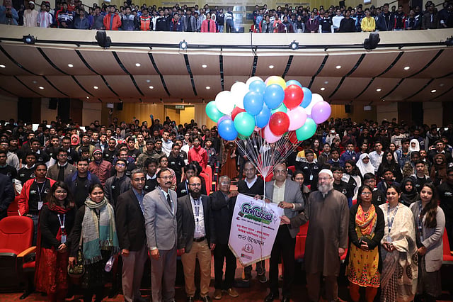 বেলুন উড়িয়ে দশম ডাচ-বাংলা ব্যাংক-প্রথম আলো ফিজিক্স অলিম্পিয়াডের উদ্বোধন করা হয়। ছবি: আবদুস সালাম