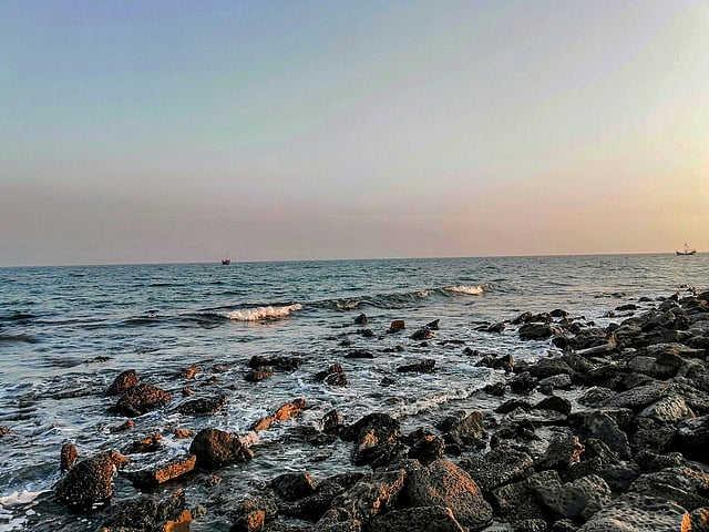 এসব প্রবাল পাথরে আঁচড়ে পড়ে ঢেউ