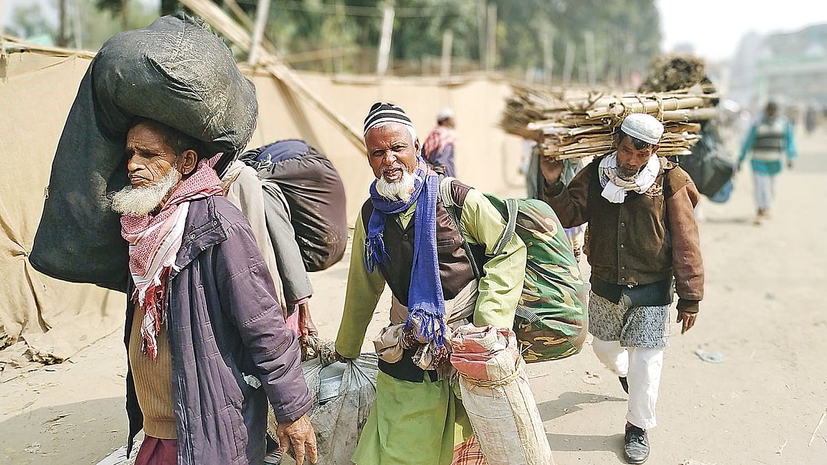 বিশ্ব ইজতেমার দ্বিতীয় পর্বে অংশগ্রহণ করতে দূরদূরান্ত থেকে ধর্মপ্রাণ মানুষ আসতে শুরু করেছেন। গতকাল সকালে টঙ্গীর ইজতেমা ময়দানের প্রবেশপথে।  ছবি: প্রথম আলো