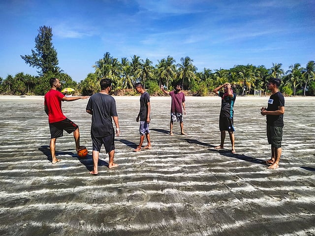 সমুদ্রসৈকতে ফুটবল খেলা