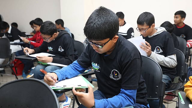 পরীক্ষায় ব্যস্ত শিক্ষার্থী। এবিসি ক্যাটাগরির অংশগ্রহণকারীরা পরীক্ষা দিচ্ছে। ছবি: আবদুস সালাম