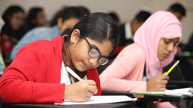 পরীক্ষায় মগ্ন শিক্ষার্থী। এবিসি ক্যাটাগরির অংশগ্রহণকারীরা পরীক্ষা দিচ্ছে। ছবি: আবদুস সালাম