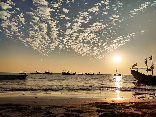 সূর্যাস্তের আগমুহূর্ত