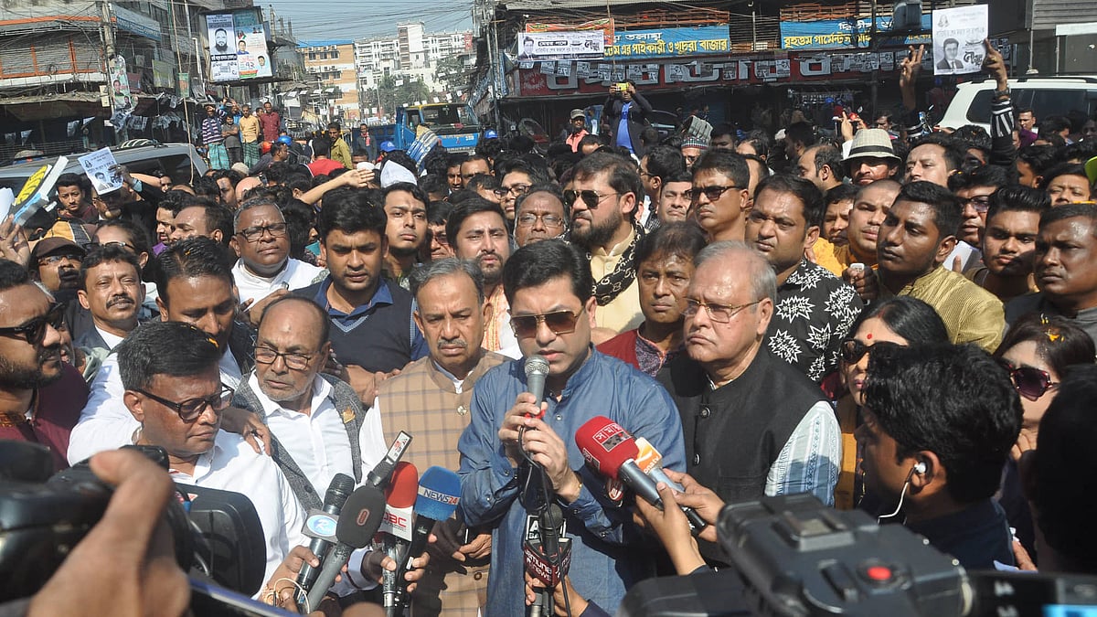 ঢাকা দক্ষিণ সিটি করপোরেশন নির্বাচনে আওয়ামী লীগের মেয়র প্রার্থী শেখ ফজলে নূর তাপস শুক্রবার পুরান ঢাকার ফুলবাড়িয়া এলাকায় নির্বাচনী প্রচার চালান। ঢাকা, ১৭ জানুয়ারি। ছবি: হাসান রাজা