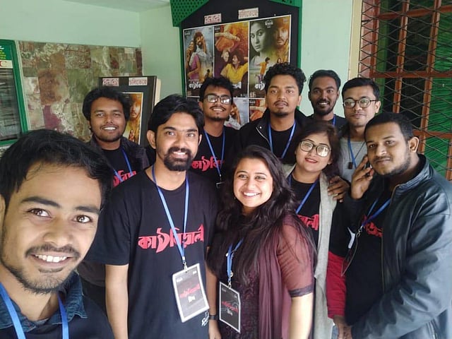 আজ শুক্রবার বলাকার প্রদর্শনী শেষে ‘কাঠবিড়ালী’র কলাকুশলীদের একাংশ। ছবি: সংগৃহীত