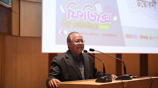 দশম ডাচ-বাংলা ব্যাংক-প্রথম আলো ফিজিক্স অলিম্পিয়াডের উদ্বোধনী অনুষ্ঠানে বক্তব্য দিচ্ছেন বিজ্ঞানচিন্তার সম্পাদক আব্দুল কাইয়ুম। ছবি: আবদুস সালাম