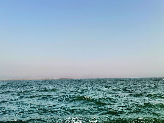 আকাশ আর সমুদ্র যেন একই রঙে রাঙানো