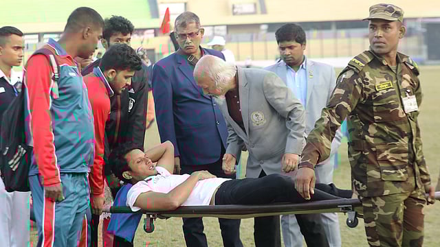 ঘাসের মাঠে লাফ দিতে গিয়ে পা ভেঙে হাসপাতালে গেছেন বিজেএমসির হাইজাম্পার আরিফুজ্জামান