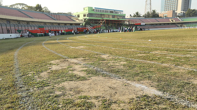 সিনথেটিক ট্র্যাকের বদলে চট্টগ্রামের এমএ আজিজ স্টেডিয়ামে অ্যাথলেটিকস হচ্ছে ঘাসের মাঠে দাগ টেনে। সে মাঠও এবড়োখেবড়ো। ছবি: সৌরভ দাশ