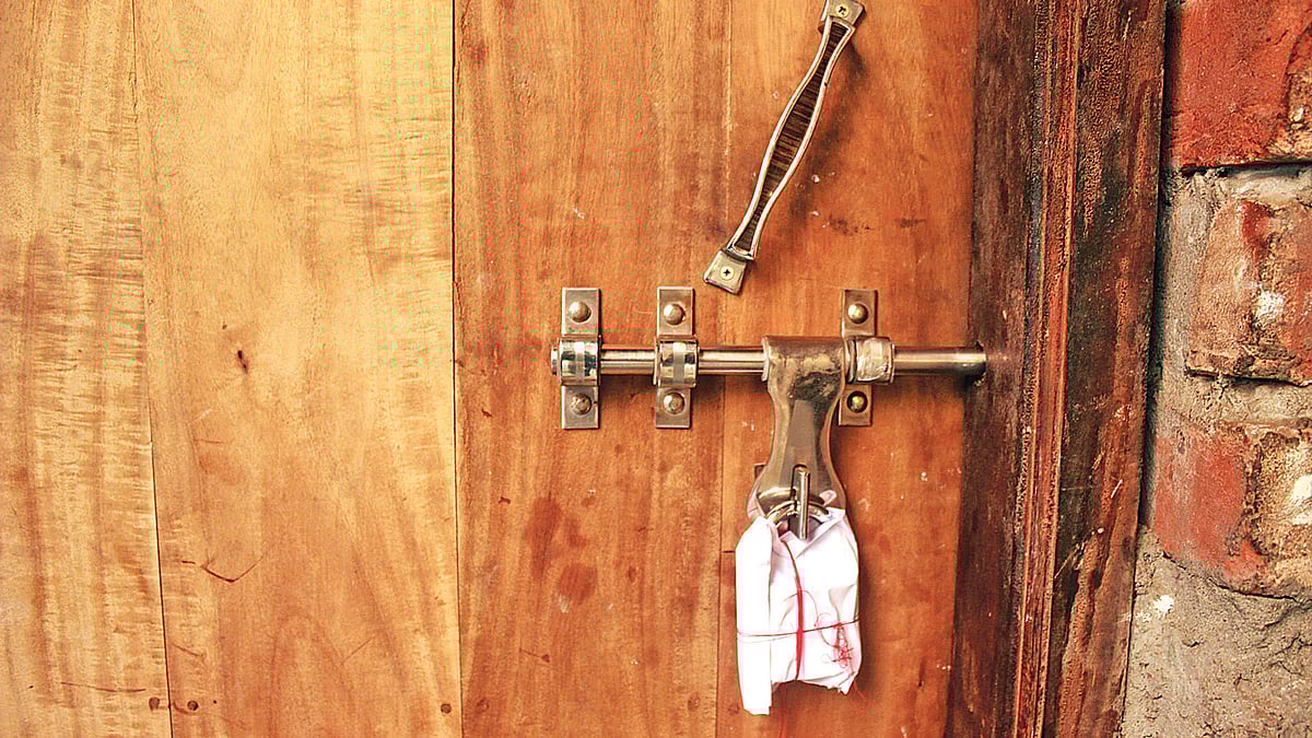 এই ঘরেই মা-মেয়েকে হত্যা করা হয়েছে। ঘরটি সিলগালা করে দিয়েছে প্রশাসন। গতকাল সকালে ময়মনসিংহ সদরের খাগডহর ঘুন্টি এলাকায়।  ছবি: প্রথম আলো