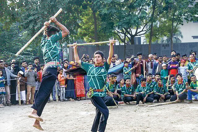 বাংলাদেশ সাংস্কৃতিক উৎসবের আয়োজনে লাঠিয়াল পরিবারের সদস্যরা লাঠিতে নৈপুণ্য প্রদর্শন করে মুগ্ধ করেছিলেন দর্শকদের। ছবি: সংগৃহীত