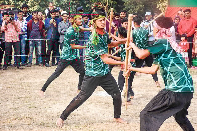 বাংলাদেশ সাংস্কৃতিক উৎসবের আয়োজনে লাঠিয়াল পরিবারের সদস্যরা লাঠিতে নৈপুণ্য প্রদর্শন করে মুগ্ধ করেছিলেন দর্শকদের। ছবি: সংগৃহীত