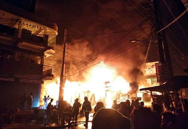 ভোলার চরফ্যাশন উপজেলার থানা সড়কে গতকাল শুক্রবার রাতে অগ্নিকাণ্ডে ২৫টি ব্যবসাপ্রতিষ্ঠান পুড়ে গেছে। ছবি: প্রথম আলো