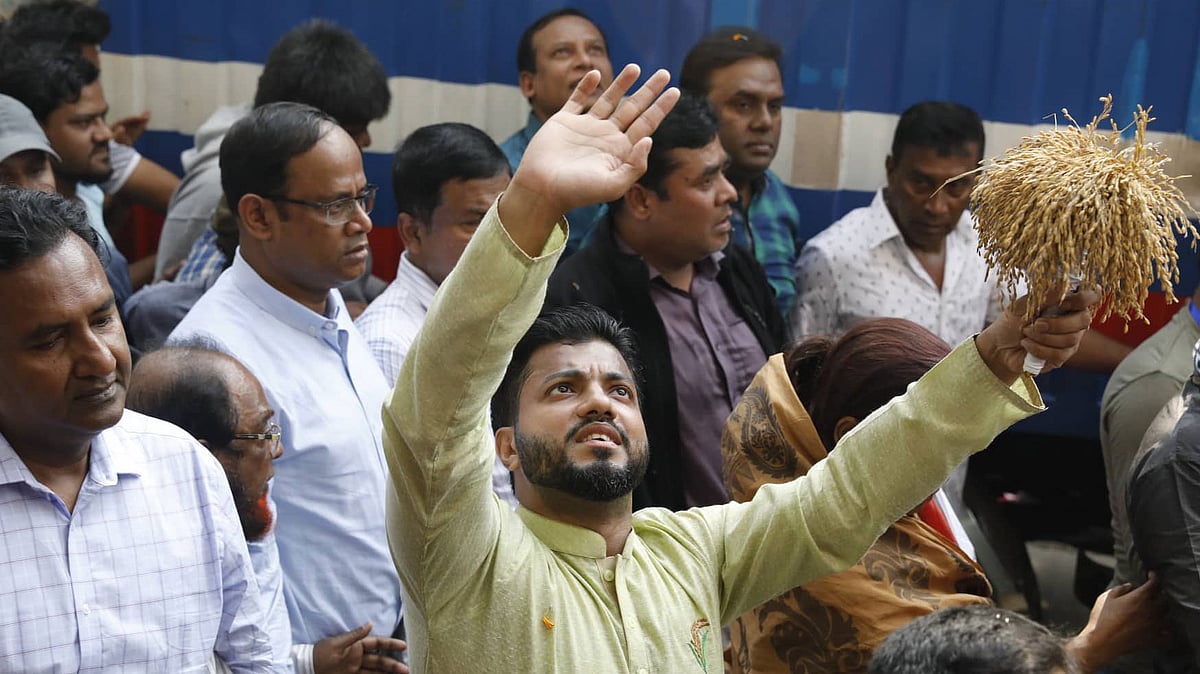 ঢাকা দক্ষিণ সিটি করপোরেশন নির্বাচনে বিএনপি মনোনীত প্রার্থী ইশরাক হোসেন সদরঘাট এলাকায় প্রচার চালান। ওয়াইজঘাট, ঢাকা, ১৮ জানুয়ারি। ছবি: দীপু মালাকার