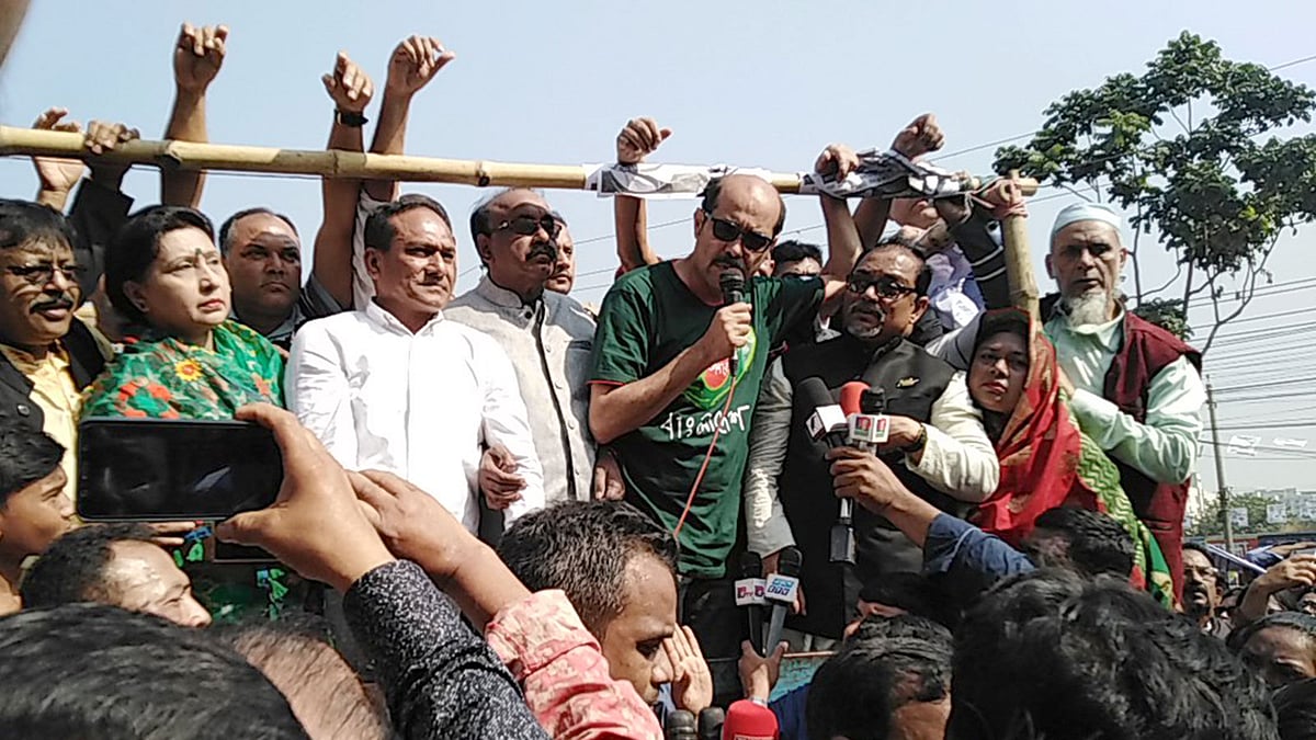 রাজধানীতে আজ কচুক্ষেত বাজারের সামনে স্বাধীনতা চত্বরে নির্বাচনী সমাবেশে বক্তব্য দেন ঢাকা উত্তর সিটি করপোরেশনের আওয়ামী লীগের মনোনীত মেয়র পদপ্রার্থী আতিকুল ইসলাম। ছবি: প্রথম আলো