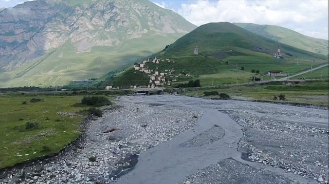 দর্শনার্থীরা এই জায়গার সৌন্দর্যে বিস্মিত হন। ছবি: বিবিসির সৌজন্যে