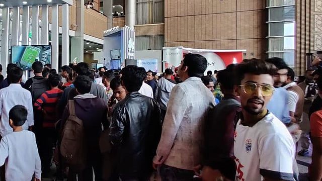 ডিজিটাল বাংলাদেশ মেলায় নতুন প্রযুক্তি সম্পর্কে জানতে পারছেন দর্শনার্থীরা। ছবি: সংগৃহীত