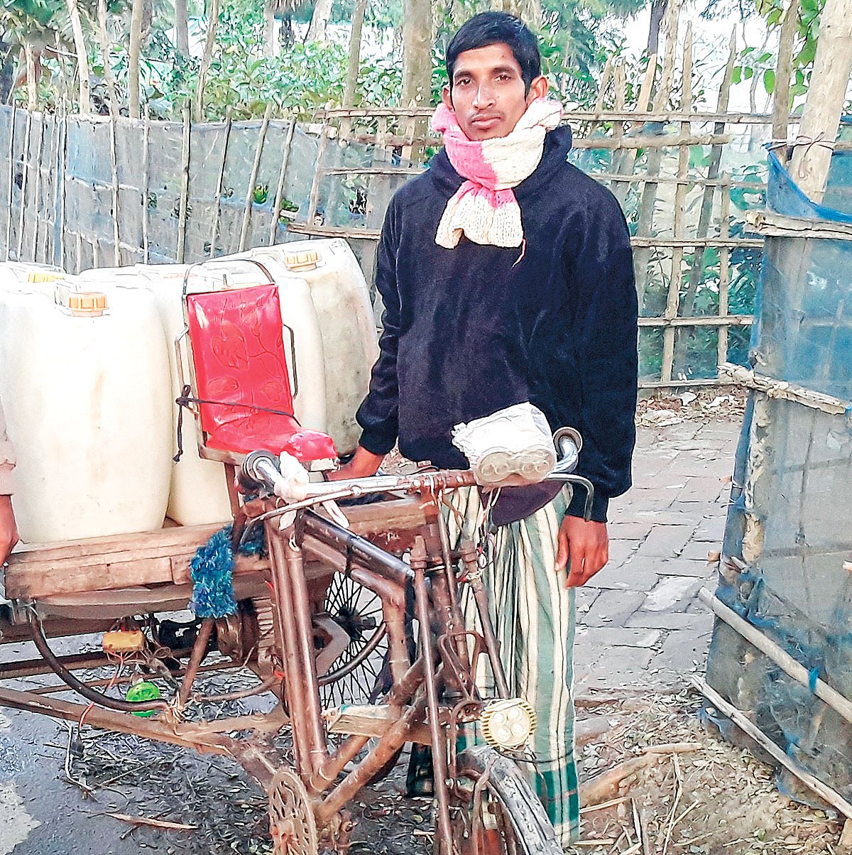 মানুষের কাছে সুপেয় পানি পৌঁছে দেন আমিনুল ইসলাম। ছবি: লেখক