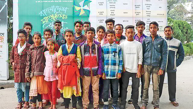 তাঁরা সবাই এক পরিবারে, সবাই লাঠিয়াল!