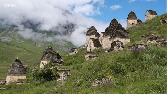 রাশিয়ার দুর্গম দারগাভ গ্রামের কাছে ককেশাস পর্বতে মৃতের শহর। এখানে রয়েছে ৯৯টি সমাধিঘর। ছবি: বিবিসির সৌজন্যে