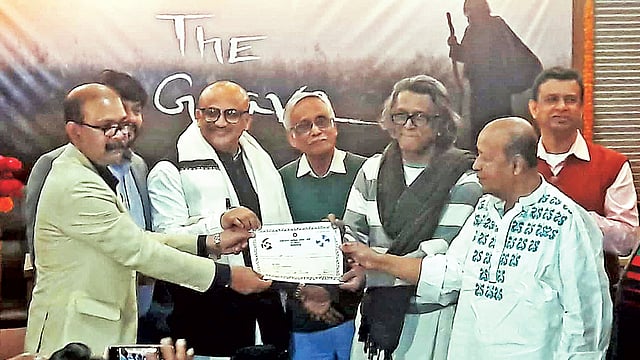 গাজী রাকায়েতের (ডান থেকে তৃতীয়) হাতে দ্য গ্রেভ ছবির সেন্সর ছাড়পত্র তুলে দেওয়া হয়