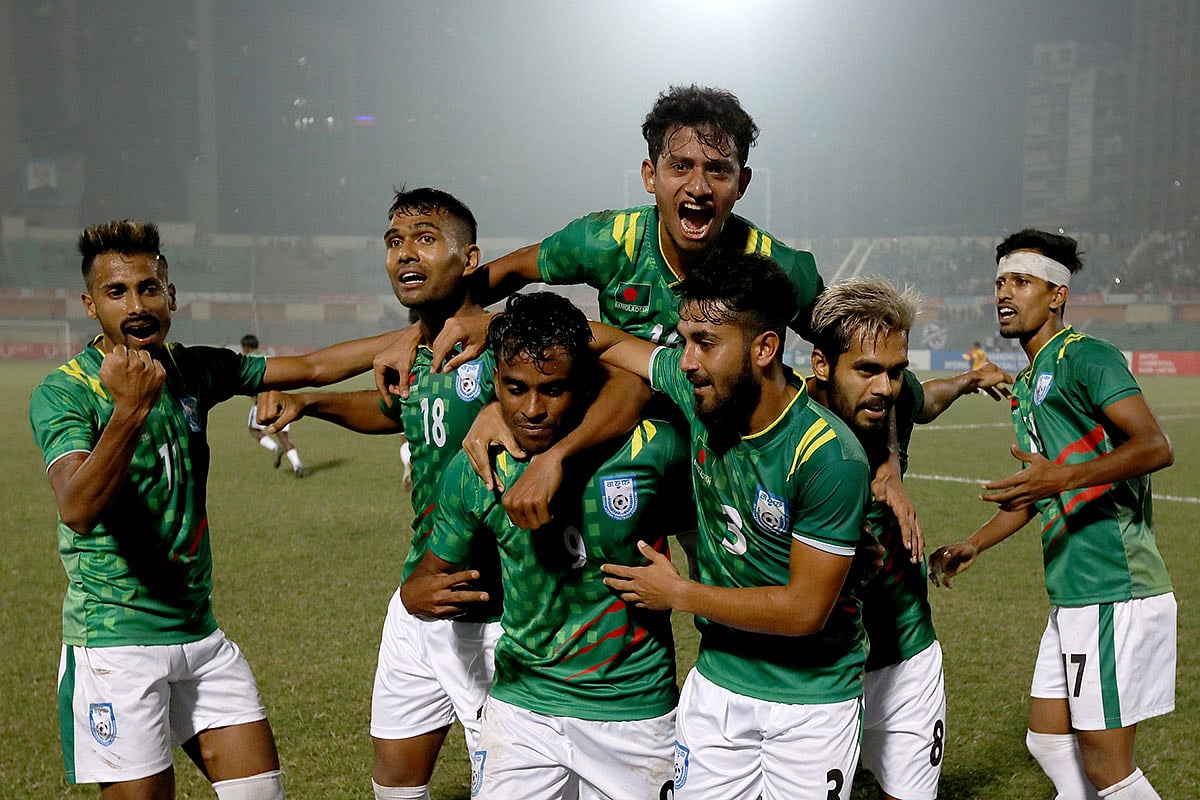 বড় জয়ের সঙ্গে গোল না খাওয়া তৃপ্তি দিচ্ছে কোচকে। ছবি: প্রথম আলো