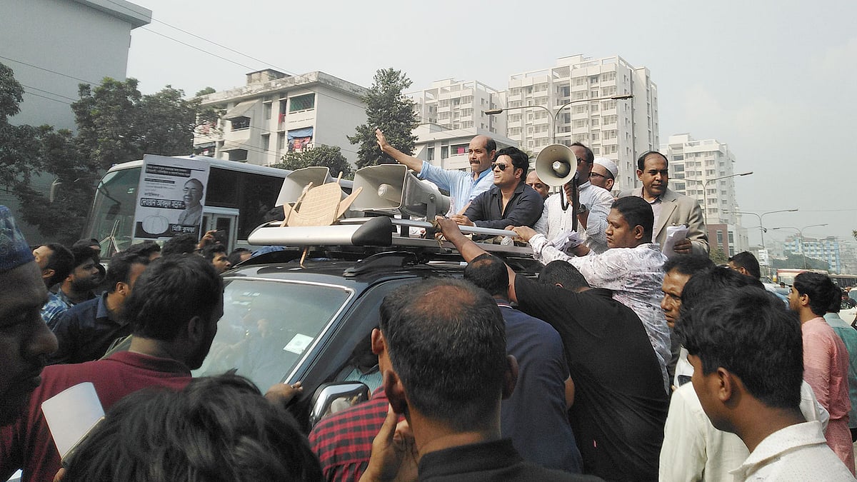 রাজধানীর পাইকপাড়ায় নির্বাচনী প্রচারে ঢাকা উত্তর সিটি করপোরেশনে আওয়ামী লীগের মেয়র প্রার্থী আতিকুল ইসলাম। ছবি: নাসরিন আকতার