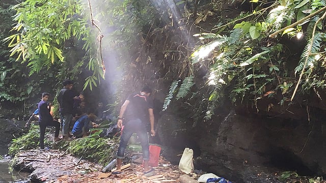 গুহার পাশে রান্নায় ব্যস্ত ভ্রমণপিপাসুরা