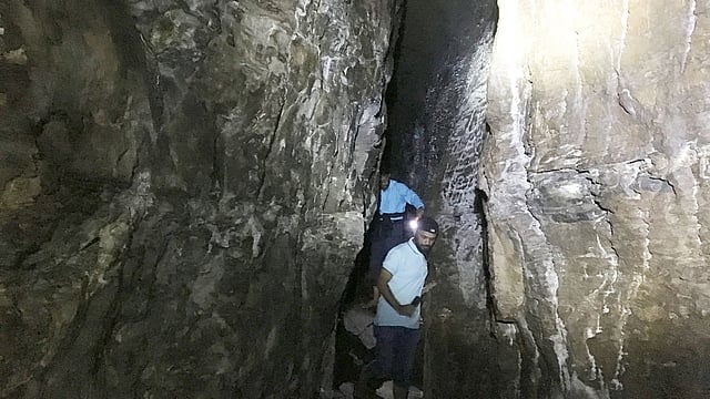 গুহার ভেতরে দুই বন্ধু