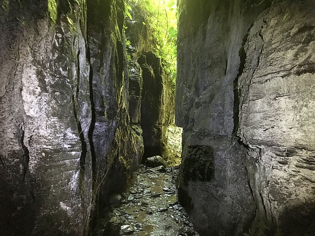 গুহার বাইরের দৃশ্য