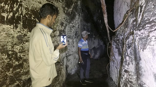 গুহায় প্রবেশ