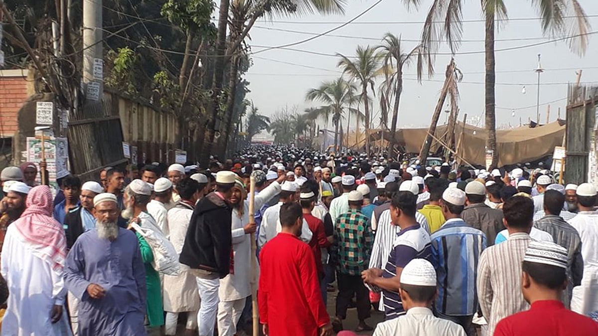 বিশ্ব ইজতেমার দ্বিতীয় পর্বের আখেরি মোনাজাতে অংশ নিতে তুরাগতীরে লাখো মুসল্লির সমাগম ঘটেছে। ছবি: আল-আমিন