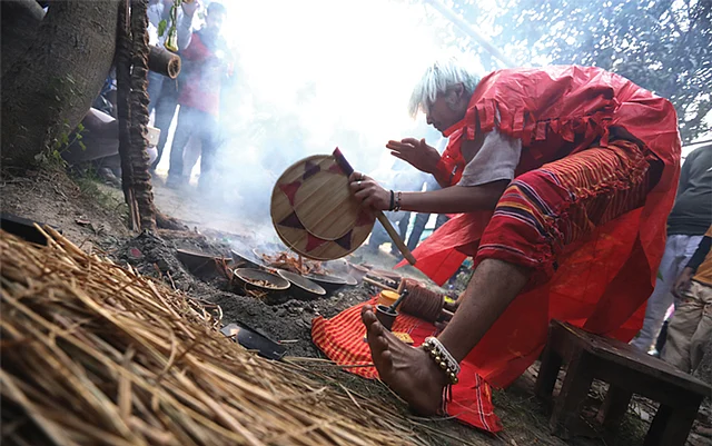 ২০১৮ সালের ১২তম ক্যাম্পে ইন্দোনেশিয়ার শিল্পী আজিজ আমরির পারফরমেন্স। ছবি: সংগৃহীত