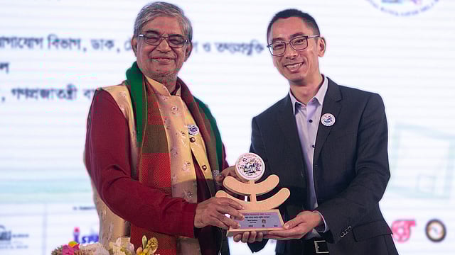 হুয়াওয়ে টেকনোলজিস (বাংলাদেশ) লিমিটেডের সিইও ঝাং ঝেংজুনের হাতে ডিজিটাল বাংলাদেশ মেলার সেরা প্যাভিলিয়নের পুরস্কার তুলে দেন টেলিযোগাযোগমন্ত্রী মোস্তাফা জব্বার। ছবি: বিজ্ঞপ্তি