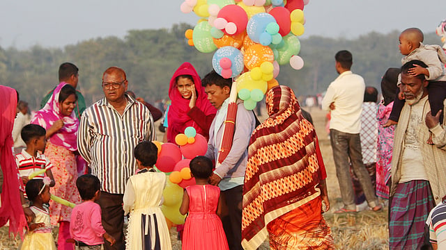 মেলায় স্বজনদের সঙ্গে শিশুরা।