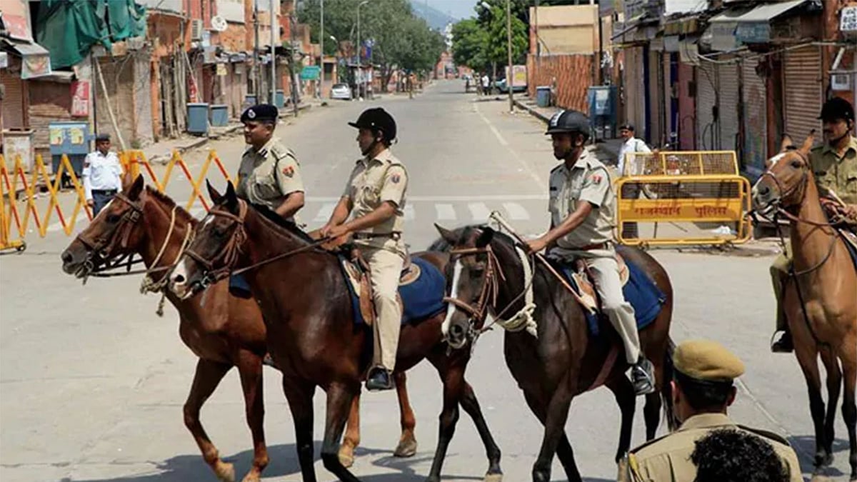 মুম্বাইয়ের ব্যস্ত সড়কে টহল দেবে পুলিশের অশ্বারোহী ইউনিট। ছবি: টুইটার থেকে নেওয়া