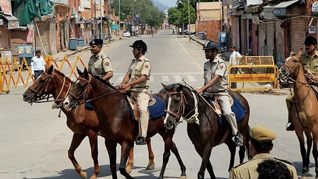 মুম্বাইয়ের ব্যস্ত সড়কে টহল দেবে পুলিশের অশ্বারোহী ইউনিট। ছবি: টুইটার থেকে নেওয়া