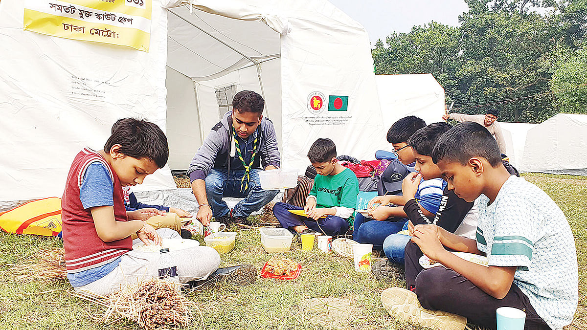 তাঁবুর সামনে খাবার খাচ্ছে কাব স্কাউটরা। গতকাল গাজীপুরের কালিয়াকৈর উপজেলার মৌচাক স্কাউট প্রশিক্ষণ কেন্দ্রে।  ছবি: প্রথম আলো