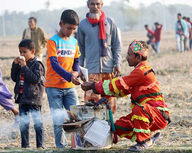 আছে কুড়মুড় চানাচুর