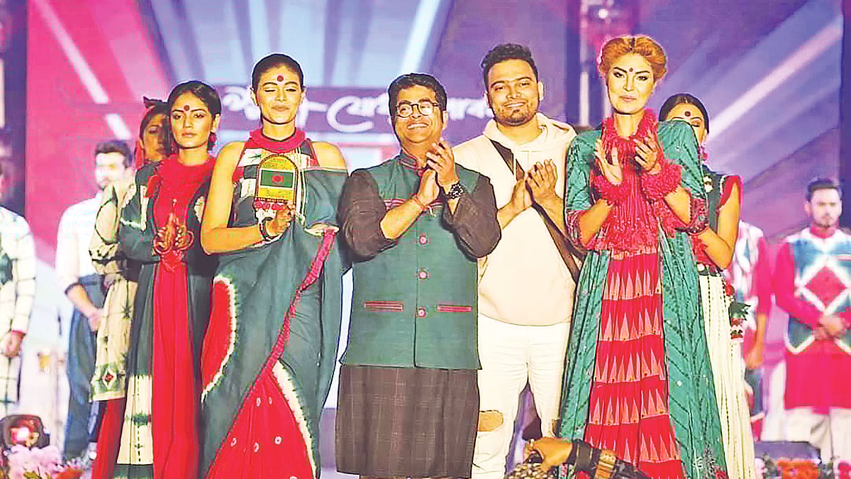 ফ্যাশন শোতে মডেলদের সঙ্গে বিপ্লব সাহা (মাঝে)। ছবি: সংগৃহীত