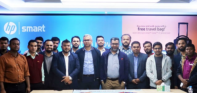 এইচপির ল্যাপটপের নতুন অফার ঘোষণা করেন স্মার্ট টেকনোলজির কর্মকর্তারা।