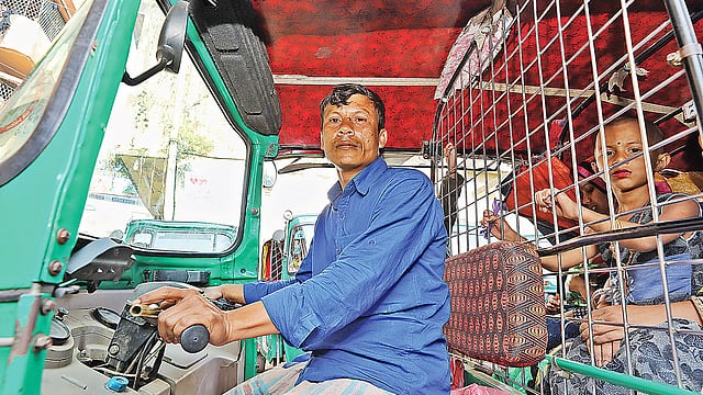 স্বাভাবিক জীবনে অটোরিকশাচালক জসিম উদ্দিন। ৭ জানুয়ারি চট্টগ্রামের লোহাগাড়া উপজেলার দরবেশ হাট এলাকায়।  ছবি: সৌরভ দাশ