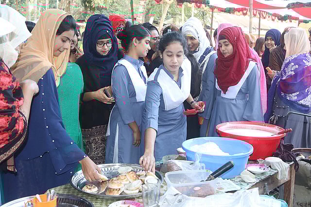 বাল্যবিবাহ আর উত্ত্যক্তের বিরুদ্ধে সভায় সচেতনতা বাড়াতে অংশগ্রহণকারীদের জন্য পিঠার আয়োজন করা হয়। ছবি: লেখক