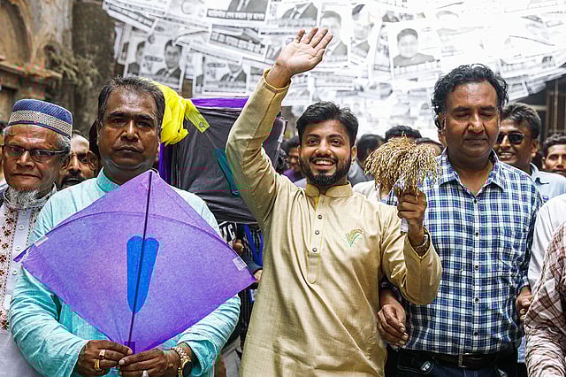 রাজধানীর লালবাগ এলাকায় দলীয় নেতা-কর্মীদের নিয়ে প্রচার চালাচ্ছেন ঢাকা দক্ষিণ সিটি করপোরেশন (ডিএসসিসি) নির্বাচনে বিএনপির মেয়র প্রার্থী ইশরাক হোসেন। প্রথম আলো ফাইল ছবি